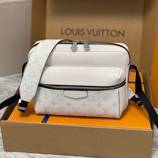 Classic Louis Vuitton replica men's messenger bag vui24165
