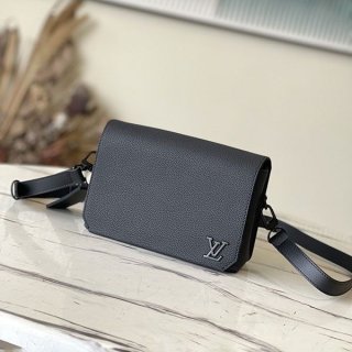 Classic Louis Vuitton wearable wallet shoulder bag replica M82085