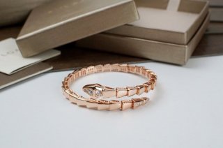 Beautiful Bulgari Serpenti Bracelet Replica 18K Gold Competition Buo96531