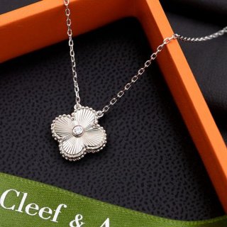 Very popular: Van Cleef & Arpels Vintage Alhambra Pendant vas30229