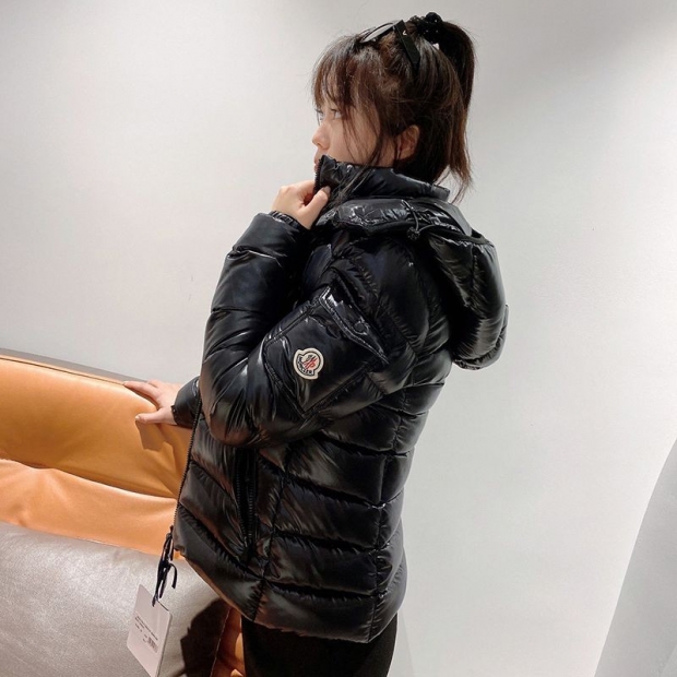 Rare Moncler replica hooded down jacket in black mok78156