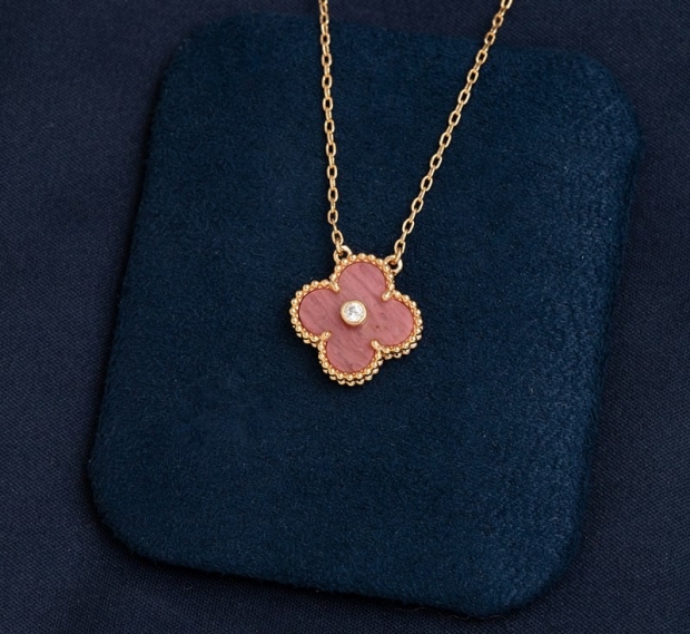 Van Cleef & Arpels Holiday 2023 Alhambra Pendant Fake Christmas Limited Edition vam56513
