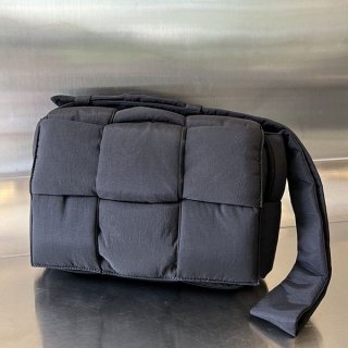 Extremely eye-catching! Bottega Veneta Padded Tech Cassette bol41335