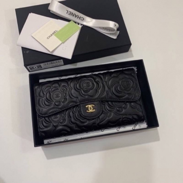 Love at first sight? Chanel Camellia Coco Mark Bi-fold Wallet Replica A31506