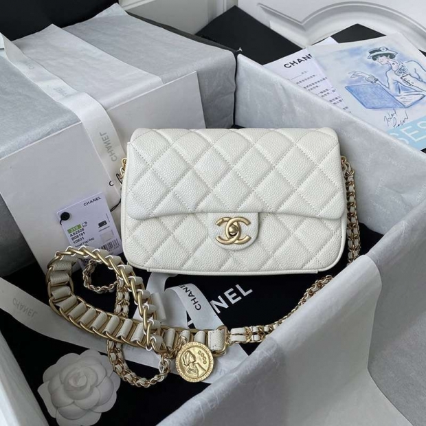 New color ☆ Rare Chanel chain shoulder bag in caviar skin sho83969