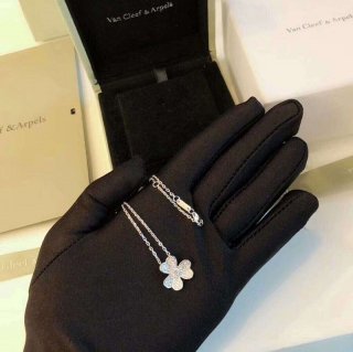Not available in Japan Van Cleef & Arpels Frivole Pendant Mini Model vab09210