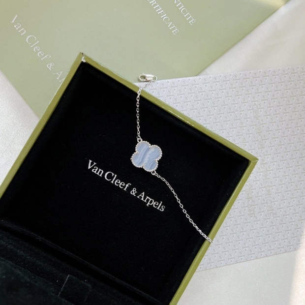Lowest price challenge ☆ Van Cleef & Arpels ☆ Sweet Alhambra replica bracelet vad74425