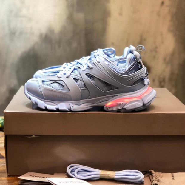 Love at first sight? Balenciaga sneaker copy track trainer lace-up bap00749