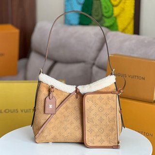 A cute fluffy bag for autumn and winter? Louis Vuitton Carryall NM PM Replica M11843