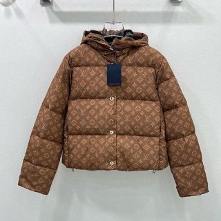 A lovely Louis Vuitton down jacket, only a few left in stock overseas! vuw95364