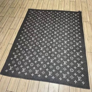Rare Louis Vuitton Monogram Eclipse Blanket vuk78247