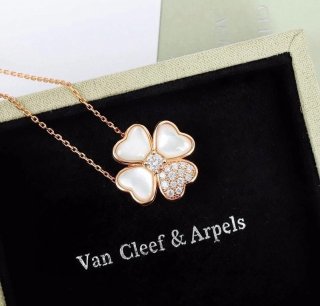 Popularity rising Van Cleef & Arpels Cosmos Pendant Replica VCARO5BV00
