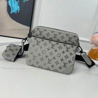 A lovely Louis Vuitton grade n Trio messenger shoulder bag M46603