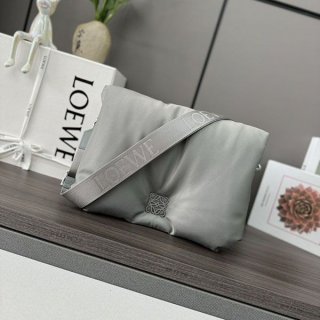 The rapidly growing popularity of the Loewe Puffer Goya Bag replica (nylon) lop63401