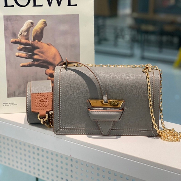 No customs duties, fake Loewe shoulder bag, soft calf leather, triangular buckle, Barcelona bag, khaki, loq82008