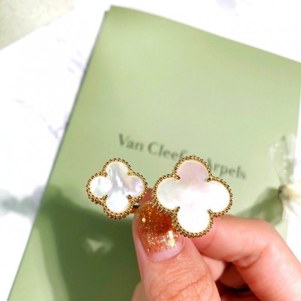 Battle for Van Cleef & Arpels Magic Alhambra Ring Clover VCARN05500