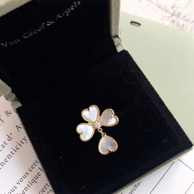 No. 1 in cumulative total sales! Van Cleef & Arpels Alhambra F Yearage Ring VCARN5P300