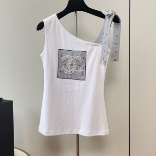 Elegant and cute with a ribbon on the shoulder, Chanel CC logo top shu11735
