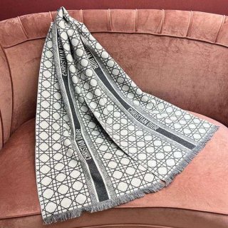 Very popular all over the world? Dior CANNAGE scarf N grade den75850