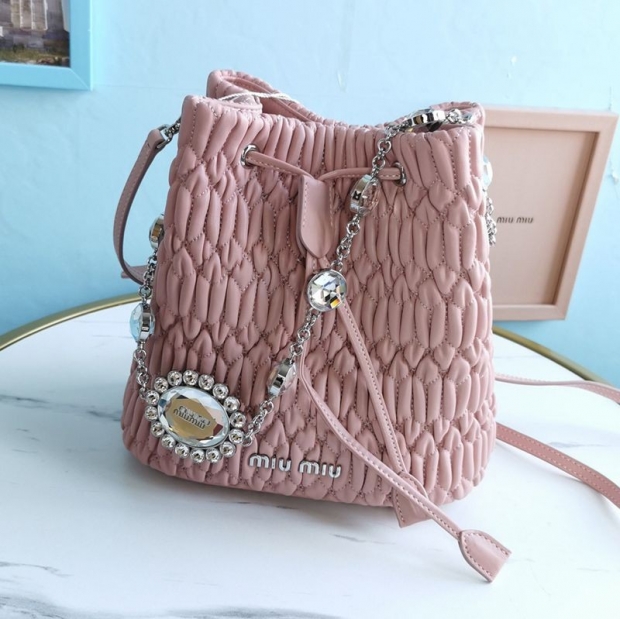 Very popular!! New color Miu Miu crystal chain copy ☆ Quilted bucket bag myi42846