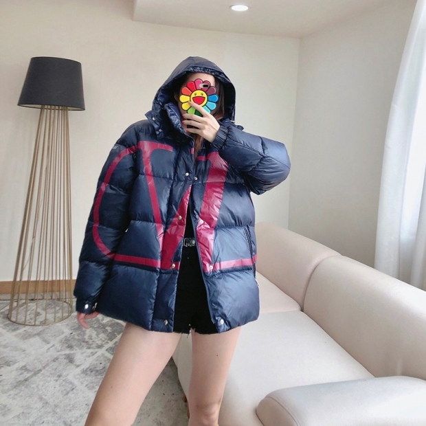 Moncler Valentino Replica Logo Down Jacket Vuq89110