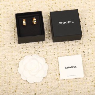 Rare and very popular Chanel earrings replica she62738