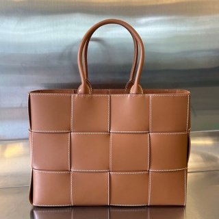 Very popular: Bottega Veneta Medium Arco fake tote bag 756682V39K02636