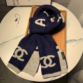 A battle for Chanel logo cashmere scarf that matches with knitwear shj46641