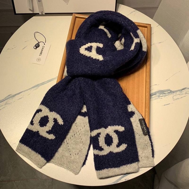 A battle for Chanel logo cashmere scarf that matches with knitwear shj46641
