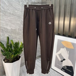 I definitely want this! Moncler sweatpants replica with logo patch moe60044