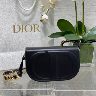 Attention ★ Dior CD Signature Bag Replica M900