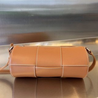 Super popular! Bottega Veneta leather crossbody bag bom49141