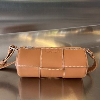Eye-catching color Bottega Veneta leather crossbody bag replica bou66366
