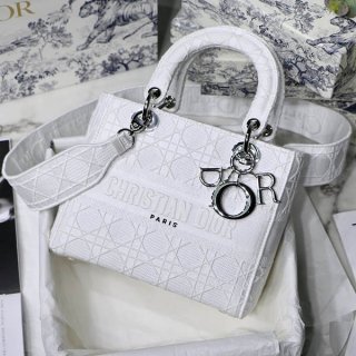 Baila supplement Dior! Anne Nakamura's favorite MEDIUM LADY D-LITE BAG★ M0565PREY