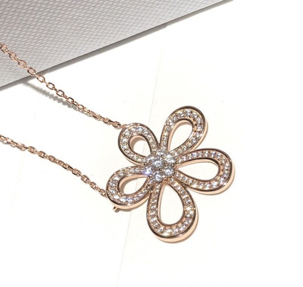 Hard to find Van Cleef & Arpels replica flower lace pendant VCARP05200