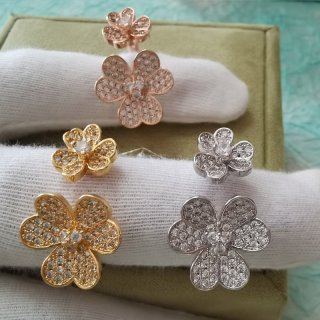 No. 1 in cumulative total sales! Van Cleef & Arpels Frivole Entree Les Doors Ring VCARB67500