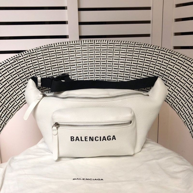 Competitive Balenciaga Everyday Logo Belt Bag Replica Leather baq09224