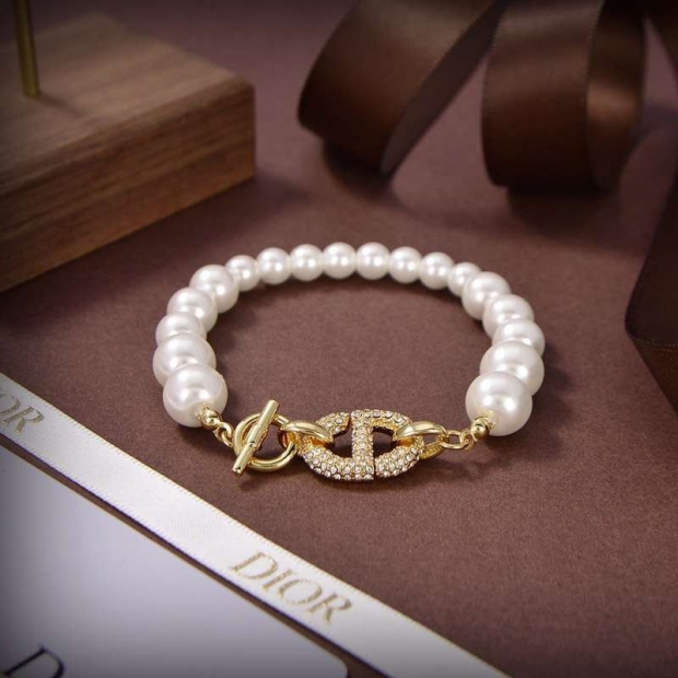 Love at first sight? Dior replica CD NAVY bracelet pearl & crystal dek34559
