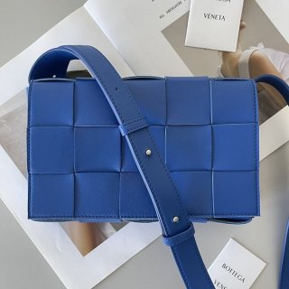 Love at first sight? Fake Bottega Veneta Cassette Crossbody Bag bof99586