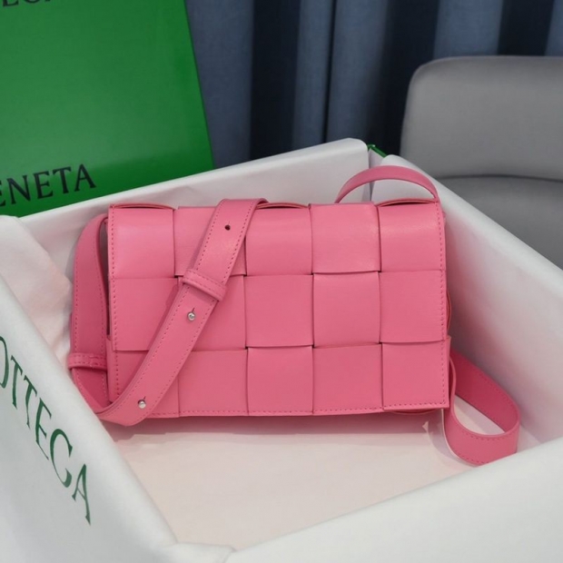 The hot topic! Bottega Veneta Cassette Replica Crossbody Bag bom18046