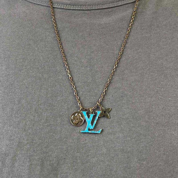 Extremely rare! Louis Vuitton LV logo necklace replica vux18801