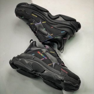 Love at first sight? Fake Balenciaga Triple S sneakers bav29517