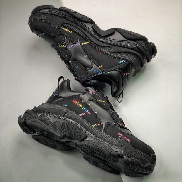 Love at first sight? Fake Balenciaga Triple S sneakers bav29517