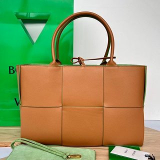 Bottega Veneta Medium Arco Tote Bag Replica boo93349