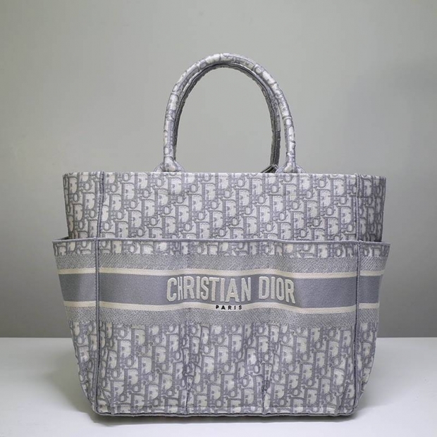 Love at first sight? Dior Book Tote Fake Beach Bag? Dior Oblique Embroidery dev43306