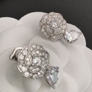 Not available in Japan Chanel White Gold Diamond Earrings Replica shq70548