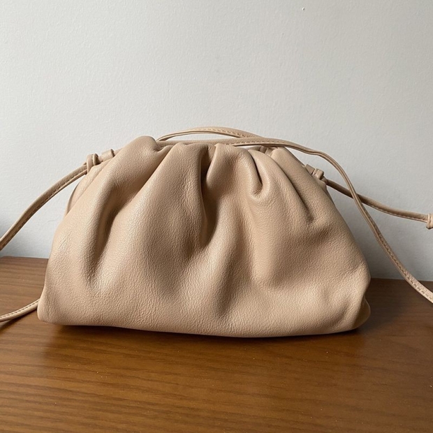 Competitive Bottega Veneta Mini The Pouch Replica Leather Mini Clutch Bag BOM07312