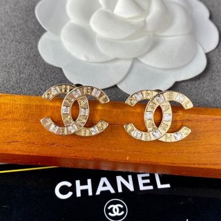 Popular all over the world? Chanel earrings copy CC mark gold she51931
