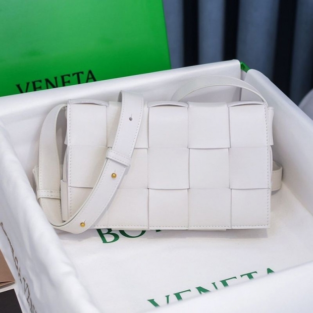 The Battle for Bottega Veneta Replica Cassette Crossbody Bag boi68356