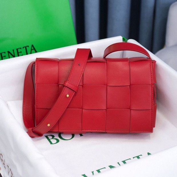 Eye-catching color Bottega Veneta replica Cassette crossbody bag boy93333